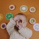 Petit Boum szenzoros játék - Sensory Donut - Eper