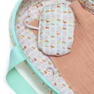 Djeco Játékbaba Mini, 20 cm - Sasha mózeskosárral