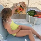 Sunnylife hordozható piknik asztal - Le Weekend Natural