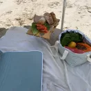 Sunnylife hordozható piknik asztal - Le Weekend Natural