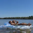 Sunnylife felfújható matrac - Burger Boy The Sea Kids Blue-Lime