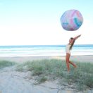 Sunnylife Oriás felfújható strandlabda - Tie Dye