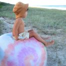 Sunnylife Oriás felfújható strandlabda - Tie Dye