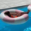 Sunnylife hálós úszógumi - Stole My Heart Pink Stripe