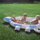 Sunnylife felfújható vízpermetező szőnyeg - Into the Wild Blue