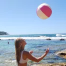 Sunnylife felfújható strandlabda - Pool Party Magenta  