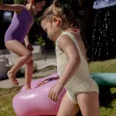 Sunnylife felfújható spriccelő játék - Poppy the Peach 