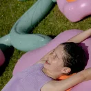 Sunnylife felfújható spriccelő játék - Poppy the Peach 