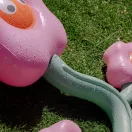 Sunnylife felfújható spriccelő játék - Poppy the Peach 