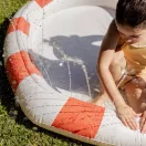 Sunnylife felfújható vízpermetező szőnyeg - Poppy the Peach