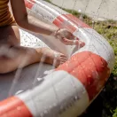 Sunnylife felfújható vízpermetező szőnyeg - Poppy the Peach