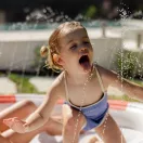 Sunnylife felfújható vízpermetező szőnyeg - Poppy the Peach