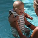 Sunnylife baba neoprén úszóruha - Sammy the Seagull Green Stripe 