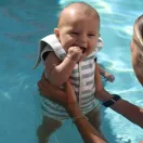 Sunnylife baba neoprén úszóruha - Sammy the Seagull Green Stripe 