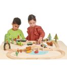 Tender Leaf - Fa vonatpálya a fenyves erdőben